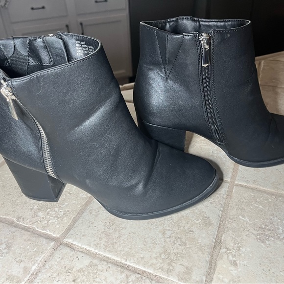 Torrid Black Faux Leather Double Zip Block Bootie (WW)-8.5 - Picture 3 of 9